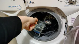 Добавила ополаскиватель для рта в стиралку - и слезы счастья утираю: классный лайфхак от надоевшей проблемы