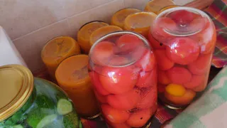 Не закуска, а настоящее искушение: Маринованные огурцы на зиму за 20 минут — хрустящие и сладкие