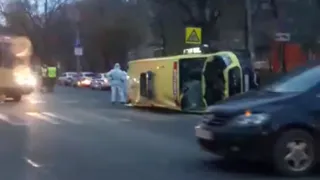 Не опять, а снова: на перекрестке улиц Братиславская и Гагарина перевернулась машина реанимации