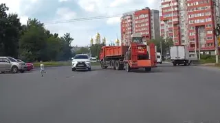 В Рязани мать забыла ребенка на парковке – мальчик выбежал на проезжую часть за своей машиной