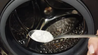 Не белизну и не соду: в стиралку кроме порошка сыплю пол-ложечки — полотенца белоснежные даже в жёсткой воде