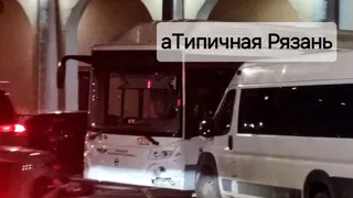 В Рязани на перекрестке улиц Ленина и Свободы маршрутка врезалась в автобус