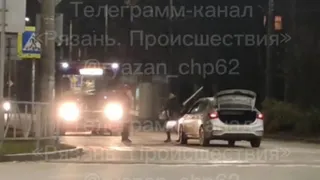В Рязани водитель машины угрожал пешеходу на перекрестке палкой