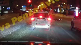 Подростки в Пензе рискуют жизнью ради адреналина: ложатся на проезжую часть перед машинами