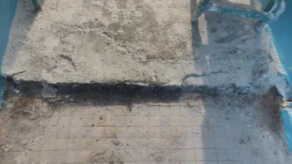 По-нижнекамски: плитку на полу не поменяли, провода висят, стены неровные, на окнах нет ручек 