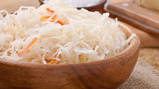 Хрустящая и ядреная: квашеная капуста по-деревенски - готовится проще простого и сметается со стола за минуту