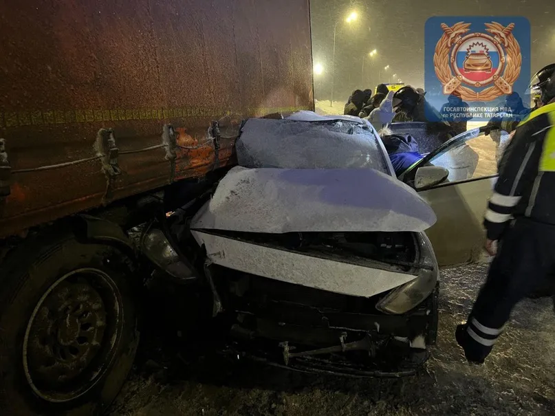 В Татарстане автомобиль Хендэ влетел в грузовик, стоявший на краю проезжей части