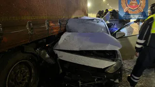 В Татарстане автомобиль Хендэ влетел в грузовик, стоявший на краю проезжей части