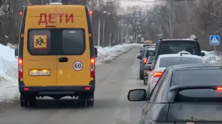 Под Рязанью заметили школьный автобус, объезжающий пробку по встречной полосе
