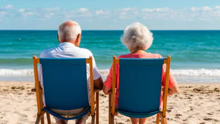 Куда уезжают российские пенсионеры на зимовку: пять дешевых направлений с морем и комфортом