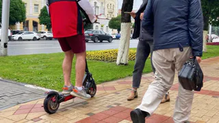 В Рязани подросток на электросамокате мчался по ТРЦ «Премьер»