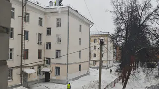 В Менделеевске женщина рухнула с трехметровой высоты при чистке снега