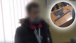 "Это просто личная вещь": в Ярославле парень захватил на митинг томагавк