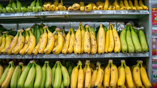 Для чего продавцы "Магнитов" и "Пятёрочек" забирают ящиков с бананами маленькие незаметные пакетики?