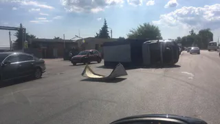 На проезде Яблочкова в результате ДТП перевернулась «Газель»