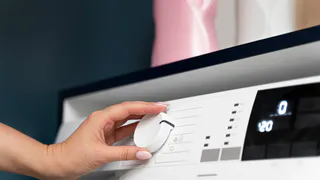 Стакан – и одежда безупречно белая: секрет от прачки, вот что надо добавить в стиралку вместе с порошком