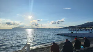 «Чистое море, белоснежный песок и фрукты за копейки»: отпускники делятся отзывами о райском отдыхе в Абхазии-2025