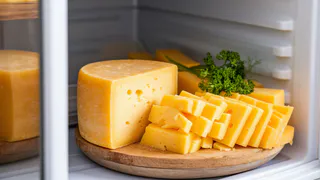 Вы храните сыр неправильно: специалист рассказал, почему он сохнет и чем заменить пакет