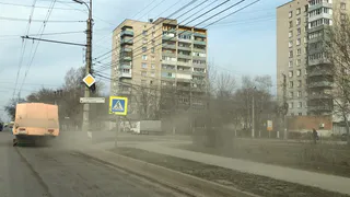 Благоустройство по-рязански: в городе вновь чистят пыльные дороги без воды