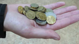 7 мешков монет: рязанец сдал в банк мелочь на 15 тысяч рублей