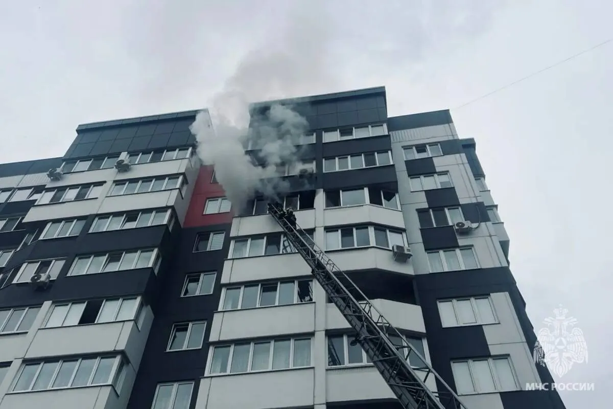На ул. Грибачева в Брянске загорелась квартира: 15 жильцов экстренно эвакуировали