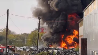В Рязанской области полыхала территория авторазборки