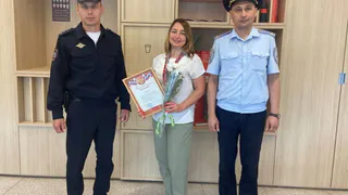 В Чувашии полицейские поблагодарили коллектив банка, где пенсионерку остановили от перевода денег мошенникам