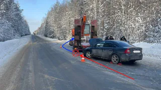 В Коми автоледи на Ford врезалась в фуру из-за несоблюдения дистанции