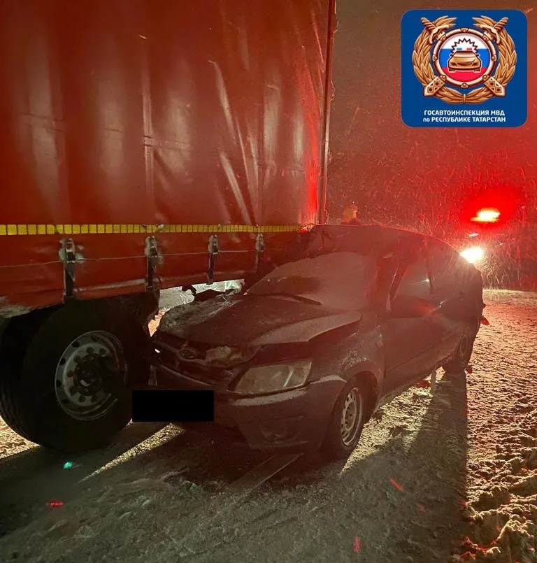 В Татарстане 25-летний пьяный водитель разогнался и столкнулся с попутно двигавшимся грузовиком Sitrak