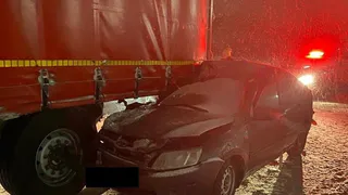 В Татарстане 25-летний пьяный водитель разогнался и столкнулся с попутно двигавшимся грузовиком Sitrak