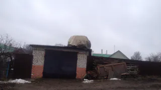 Народное фото: автомобиль на крыше гаража удивил рязанца