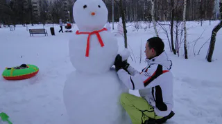 В первый день нового года рязанцы  нашли занятие по душе:  вместе с детьми они лепят снеговиков - фоторепортаж