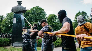 Украинские националисты продолжают воевать с памятниками советской эпохи