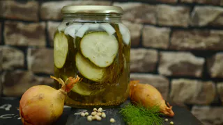 Бабушка из деревни раскрыла секрет: как сделать хрустящие огурцы на зиму, чтобы не испортились на второй день?