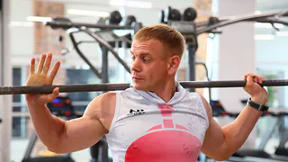 Пензенец попал в Книку рекордов Гинеса, протащив автомобиль весом почти 5 тонн