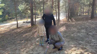 Группу отдыхающих в Заволжье поймали при попытке закопать мусор в песок