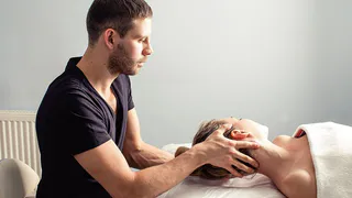 Врачи пояснили причины возникновения у женщин на шее горба