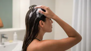 Добавила 1 каплю в шампунь - и забыла про выпадение и редкие волосы: мой любимый домашний лайфхак