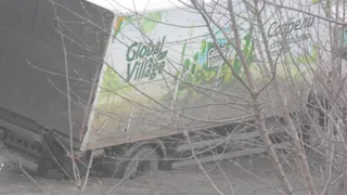 В Брянске под грузовиком провалился асфальт