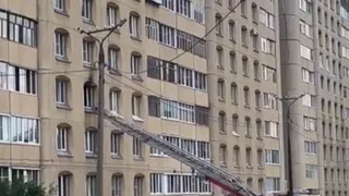 В Чебоксарах горит квартира в многоквартирном доме