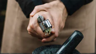 Не только для чеснока: узнала две неожиданные функции чеснокодавилки — и теперь использую каждый день