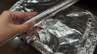 Вот почему моя рассада всегда толстенькая и крепкая: простой лайфхак с фольгой, который знают немногие