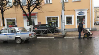 ДТП в центре Рязани - легковушка вылетела на тротуар и врезалась в дом