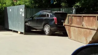 В Роще мусоровоз проучил джип, занявший место контейнера для отходов