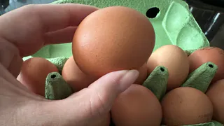 Продавец из Пятерочки рассказал, почему нельзя покупать яйца категории С0