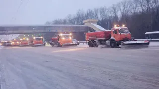Еще ночью: коммунальные службы начали уборку городских улиц от снега