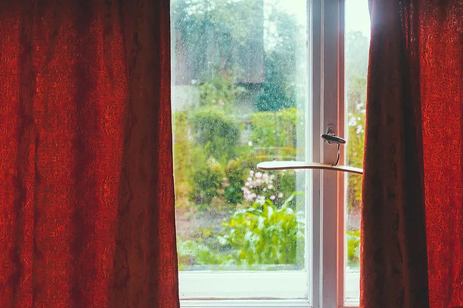 На окна ничего не клею и кондиционер не включаю: стащила идею у южан - дома свежо в самое пекло