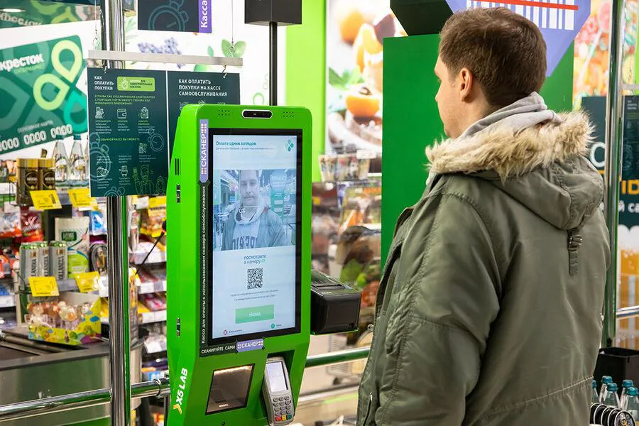 «Умная касса» Сбербанка перепутала лица людей