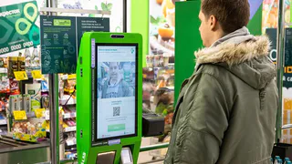 «Умная касса» Сбербанка перепутала лица людей