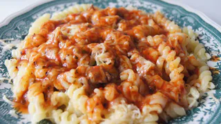 Простая подливка, которая мгновенно превращает обычные макароны в ресторанное блюдо — идеальный ужин за 10 минут
